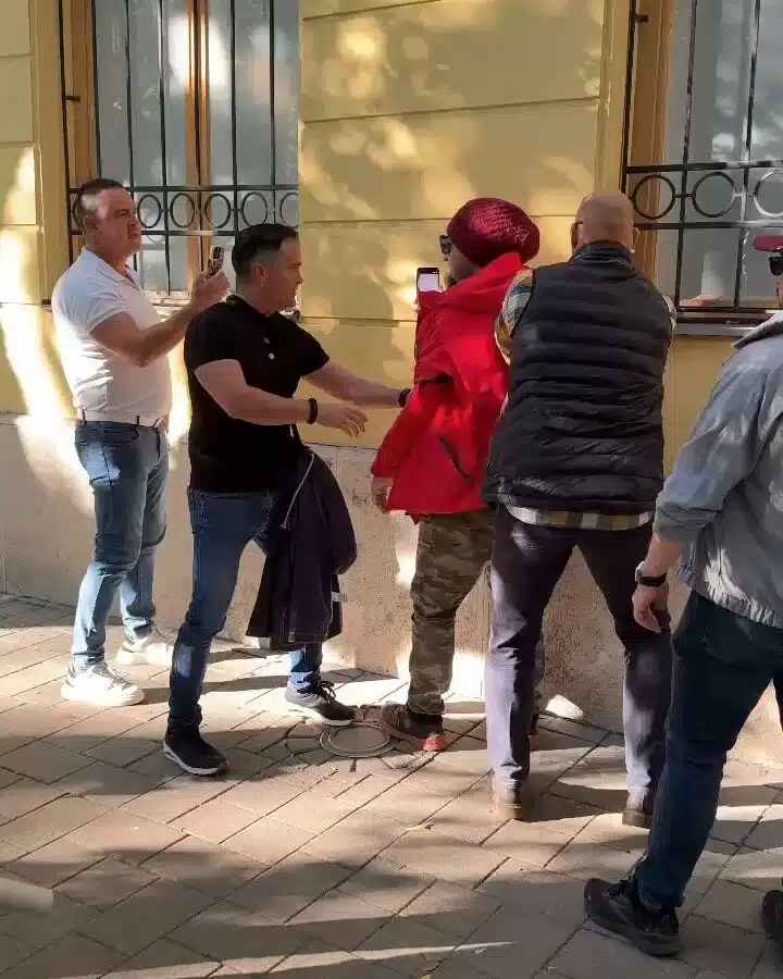 Tojással próbálták megdobni Magyar Pétert a miniszterelnök szolnoki országjárásán