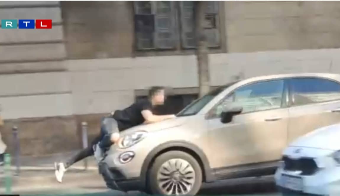 Motorháztetőn kapaszkodva vitt egy taxist egy nő a forgalomban Budapesten